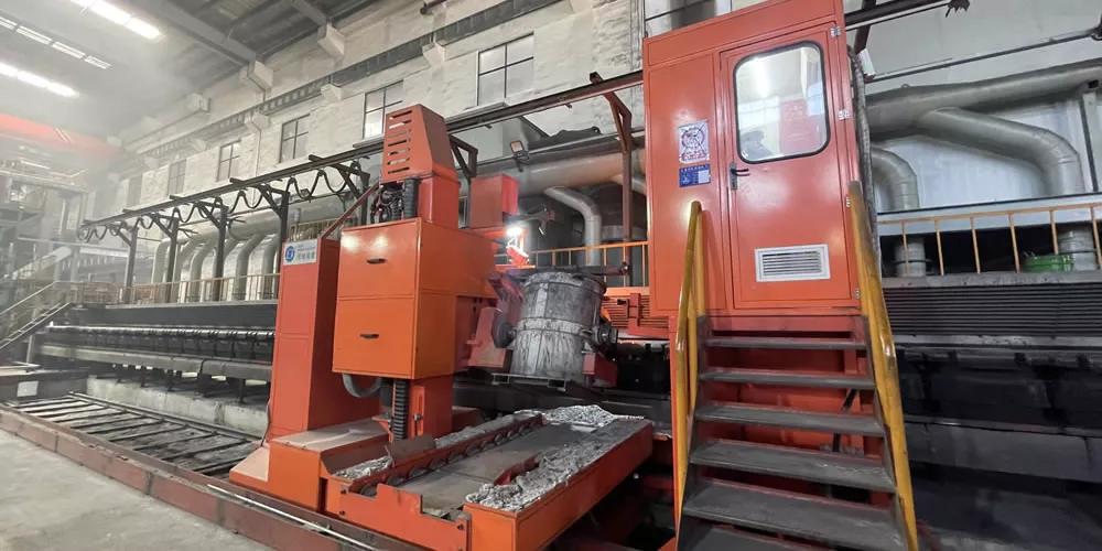 Sand mold casting machines for manufacturing metal parts